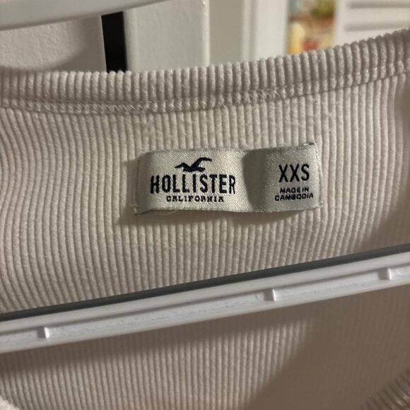 Hollister Co. Women's White T-shirt - Picture 2 of 3